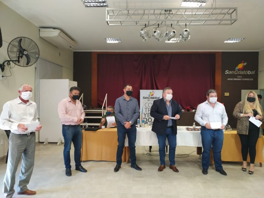 FOTO PRENSA MUNICIPALIDAD// CEREMONIA./  Imagen capturada en el acto en que fue efectivizado el aporte.