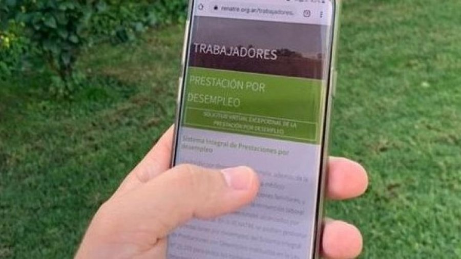 IMAGEN INTERNET POR INTERNET. Se realiza un trámite.