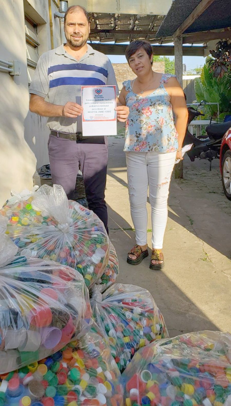 FOTO PRENSA COMUNA// DESMONTE RURAL//Est&aacute;n ejecut&aacute;ndose tareas que permitan mejorar la circulaci&oacute;n en el &aacute;rea rural. TAPITAS PL&Aacute;STICAS./ Jos&eacute; Barbero efectivizando el donativo de los ramonenses.