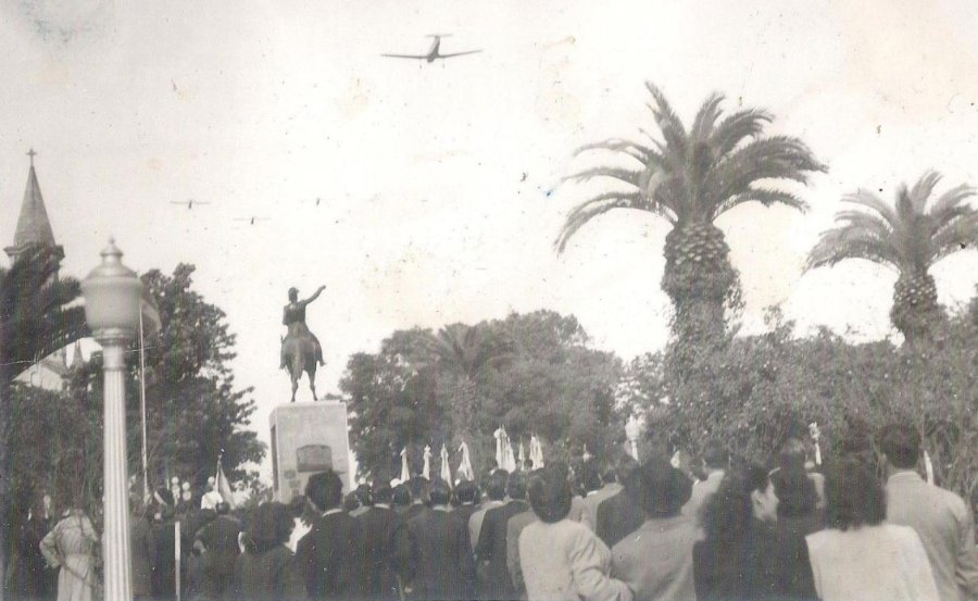 FOTO ARCHIVO// AVIONES// La plaza colmada de p&uacute;blico expectante. AVIADOR./ Hombres y m&aacute;quinas voladoras concitaron la atenci&oacute;n de rafaelinos.