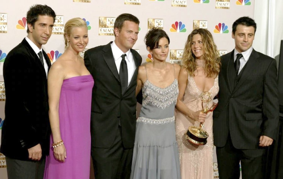 FOTO REUTERS// FRIENDS.// El elenco en 2002 recibiendo un Emmy.