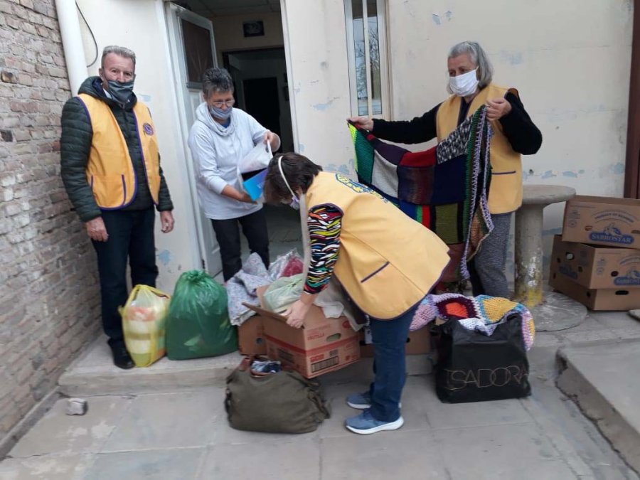 FOTO PRENSA LEONES// DONATIVO.// Uno de los aportes concretados por la instituci&oacute;n de servicio.