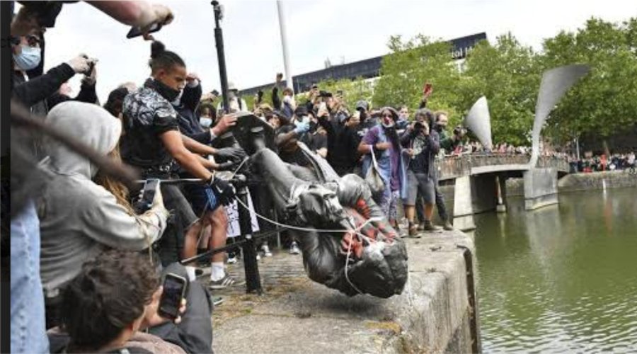 FOTO AFP ESTATUA. La de un traficante de esclavos fue arrojada al r&iacute;o Bristol.