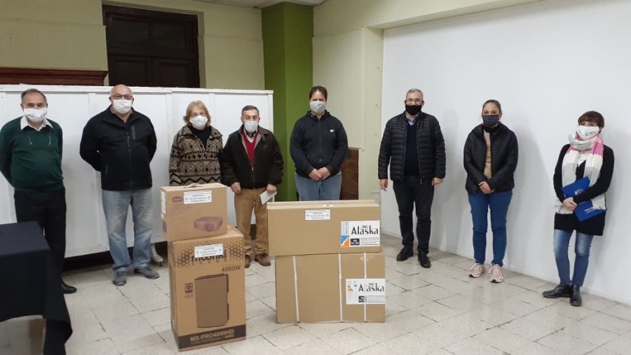 FOTO AC// ENTREGA./ Alcides Calvo con representantes de las instituciones.