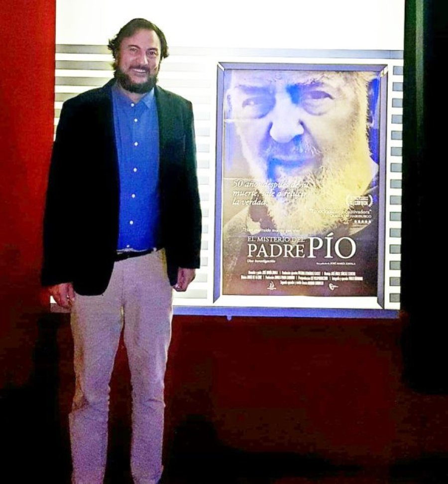 FOTO ZENIT// JOS&Eacute; MAR&Iacute;A ZAVALA// El director posando junto a un afiche del film.