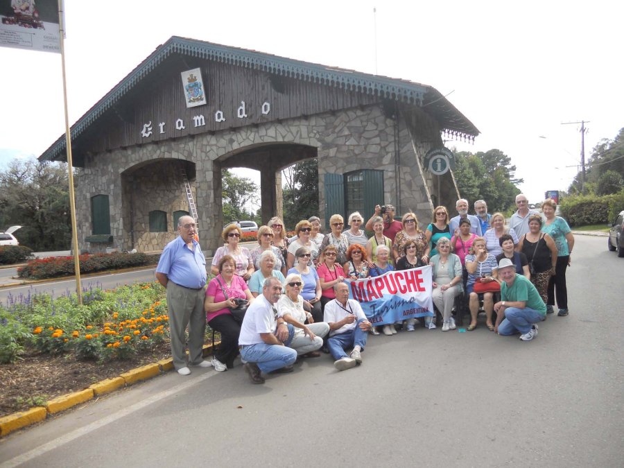 FOTO PRENSA CENTRO// VIAJE// Una  de las acciones tur&iacute;sticas disfrutada por los miembros de la instituci&oacute;n. APORTE//Miembros de la instituci&oacute;n proceden a la entregan de un donativo.