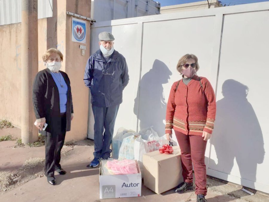 FOTO PRENSA CENTRO// VIAJE// Una  de las acciones turísticas disfrutada por los miembros de la institución. APORTE//Miembros de la institución proceden a la entregan de un donativo.