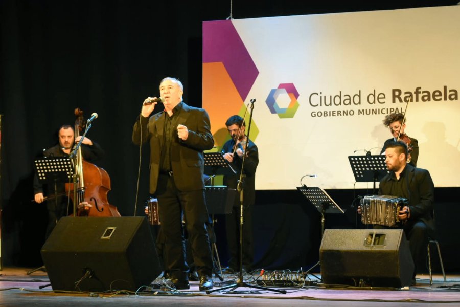FOTO CP// ORQUESTA MUNICIPAL DE TANGO// La agrupaci&oacute;n local desde el Cine Teatro Municipal el pasado viernes.