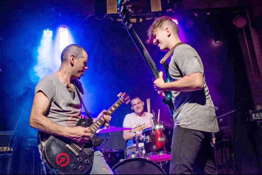 FOTO CP// LA SEGUIMOS EN VIVO/ Hoy desde las 20 en el Belgrano con dos bandas locales.