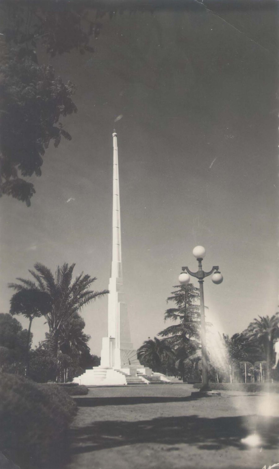 MAQUETA.// La propuesta para el monumento a la Bandera. FOTO H.MERLO// MASTIL// Ubicado en la plaza 25 de Mayo.
