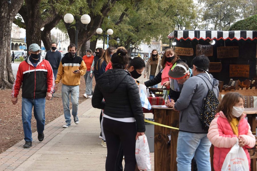 FOTO M. LIOTTA// FERIA./ En horario especial y a lo largo de una sola jornada se desarroll&oacute; en la plaza 25 de Mayo.