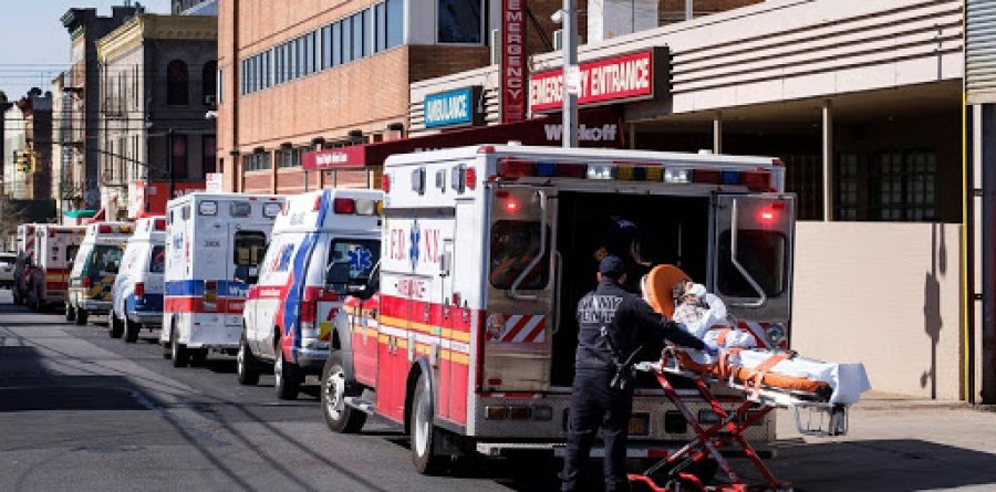 FOTO AFP EN ESTADOS UNIDOS. Varias ambulancias destinadas a trasladar pacientes en Nueva York.