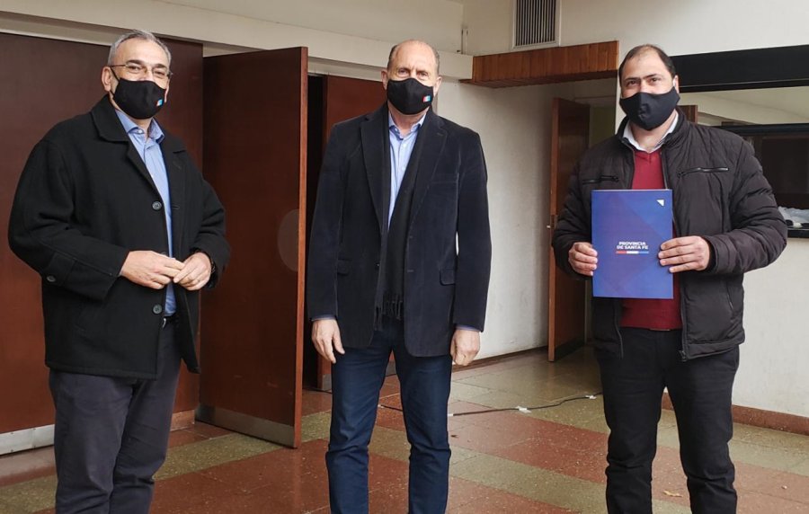 FOTO PRENSA COMUNA// AUTOCINE./ Realmente exitosa result&oacute; la propuesta, convocando a gran parte de la poblaci&oacute;n. DESARROLLO SOCIAL// Calvo, Perotti y Barbero. COMITE CENTRAL//Limpian canales y colocan alcantarillas.