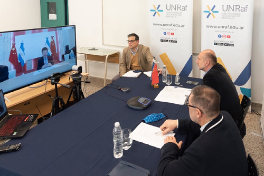 FOTO COMUNICACION UNRAF// VIDEOCONFERENCIA//El gobernador Perotti y el rector Asc&uacute;a en la UNRaf, durante el contacto con el Embajador de China en Argentina.