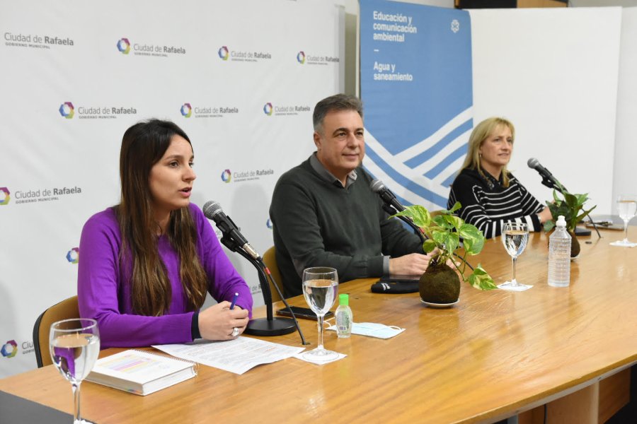 FOTO CP// LANZAMIENTO//  Luis Castellano rodeado por  Paz Caruso y Mariana Andereggen, durante la presentaci&oacute;n.