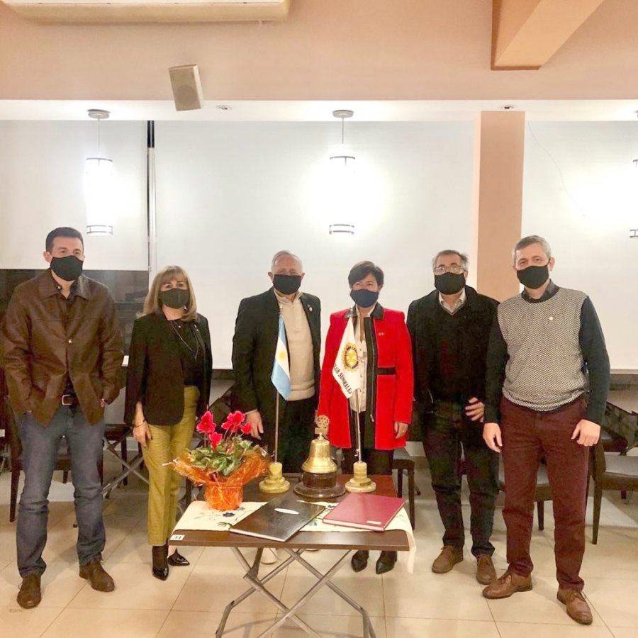 FOTO PRENSA ROTARY// AUTORIDADES// Quienes cumplieron su mandato y quienes regir&aacute;n los destinos del club en el nuevo per&iacute;odo.