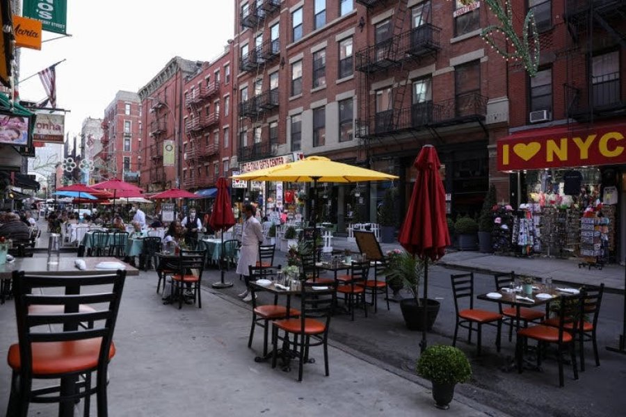 FOTO AP RESTAURANTES. Atienden a sus clientes en espacios abiertos en Nueva York.