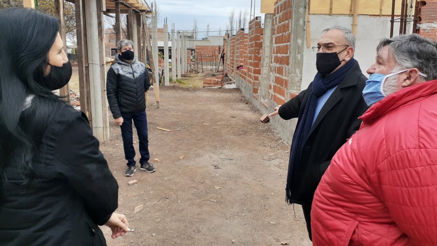 FOTO PRENSA AC// RECORRIDA./ Las autoridades durante su visita a la obra. ENTREGA// En la ocasi&oacute;n tambi&eacute;n se procedi&oacute; a la entrega de equipamiento y banderas.