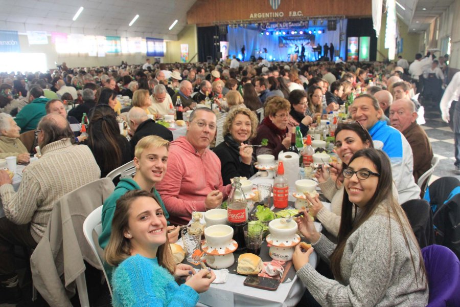 FOTO M.MATUK// BAGNA CAUDA// El salón del Club Argentino totalmente colmado por una multitud dispuesta a disfrutar a pleno. CAZUELA// Implementada por la comisión organizadora, es individual y caracteriza a la realización.