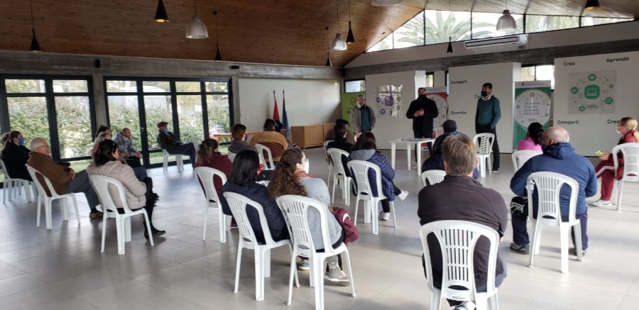 FOTO PRENSA COMUNA// SALA// Est&aacute;n trabajando en el sitio que alberg&oacute; la primera administraci&oacute;n comunal. PAVIMENTO// Jos&eacute; Barbero y su equipo explicaron el plan a los vecinos.