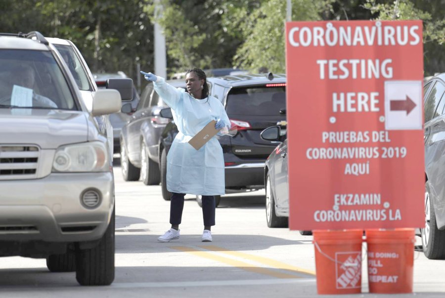 FOTO AP TESTEOS. Se anuncian en un cartel en ingl&eacute;s y espa&ntilde;ol en Miami Dade.