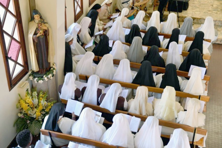 FOTO VARICAN MEDIA// RELIGIOSAS//Ayer a las 15 hs. , en todo el mundo, se unieron  en oraci&oacute;n pidiendo por los pueblos que sufren por el Covid 19.