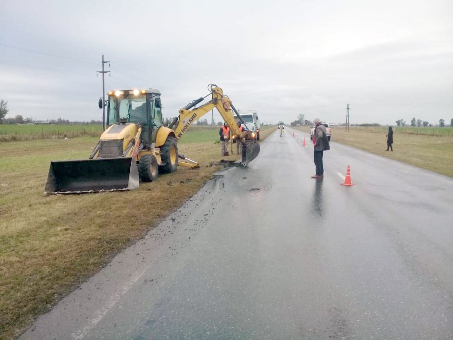 FOTO PRENSA MUNICIPALIDAD// TRABAJOS// Hugo Boscarol visitando las obras en la v&iacute;a de comunicaci&oacute;n.