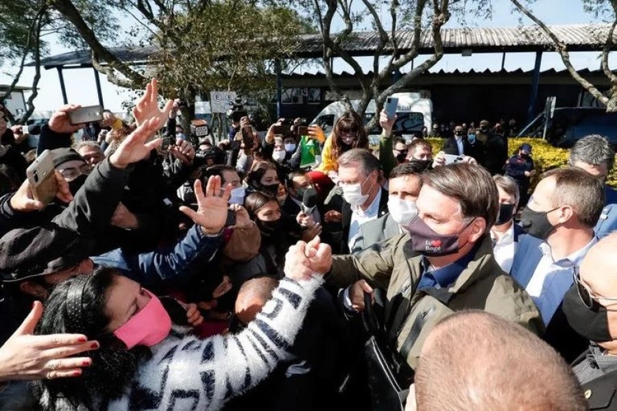FOTO REUTERS BOLSONARO. Rodeado de partidos en Bag&eacute;, estado de R&iacute;o Grande do Sul.