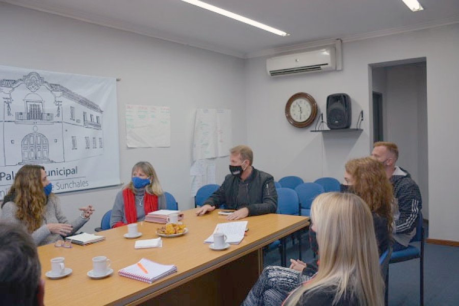 FOTO COMUNICACI&Oacute;N// VISITA.// Las funcionarias provinciales reunidas con Gonzalo Toselli y Marilina Grande.