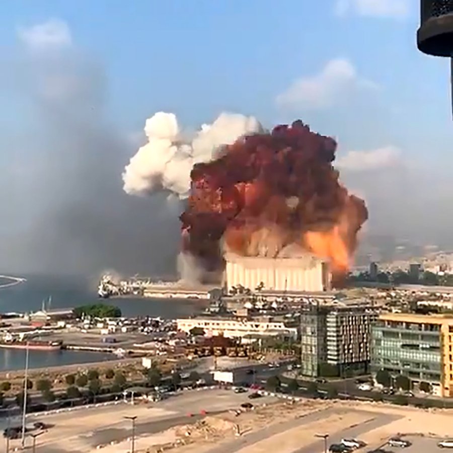 FOTO AFP DESTRUCCION. Momento de las explosiones en Beirut.
