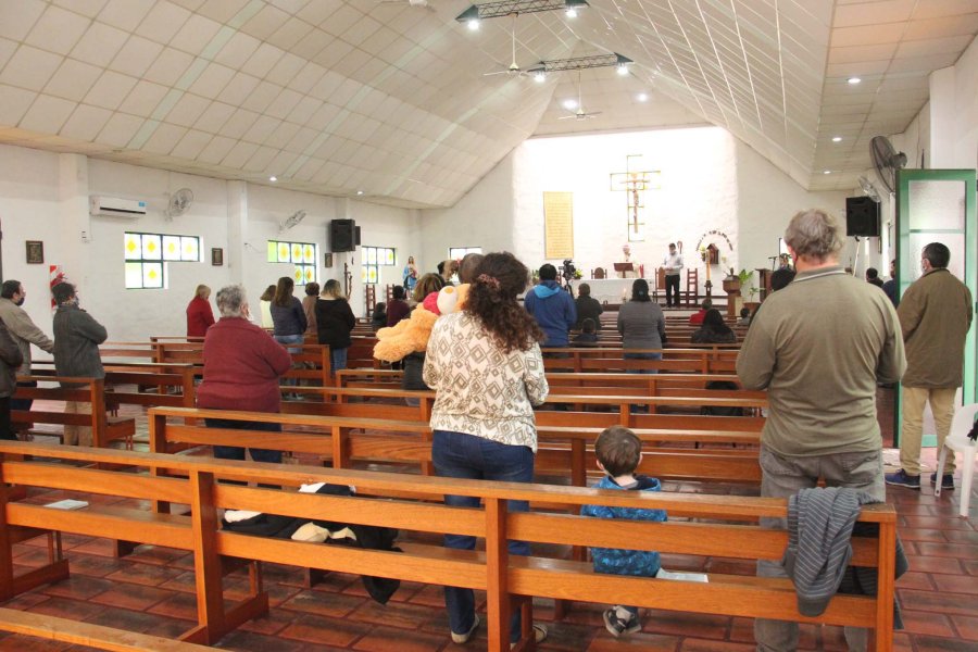 FOTO F. BARRERA// MISA./ El pastor de la Diócesis en el altar de la Parroquia San Cayetano. FOTO PASTORAL DE LAS COMUNICACIONES// ANTE SAN CAYETANO//Mons Fernández, ante de despedirse de los feligreses, oró por unos instantes ante la imagen del Santo