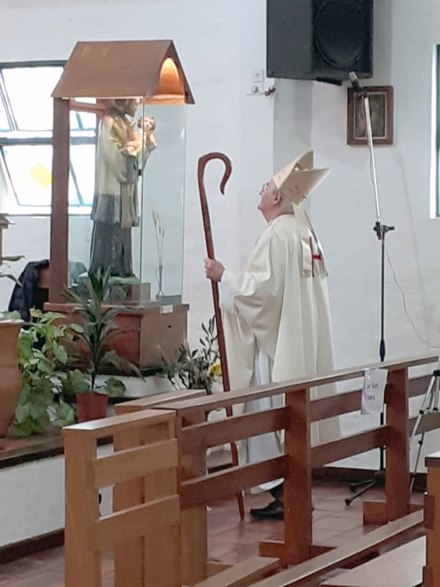 FOTO F. BARRERA// MISA./ El pastor de la Di&oacute;cesis en el altar de la Parroquia San Cayetano. FOTO PASTORAL DE LAS COMUNICACIONES// ANTE SAN CAYETANO//Mons Fern&aacute;ndez, ante de despedirse de los feligreses, or&oacute; por unos instantes ante la imagen del Santo