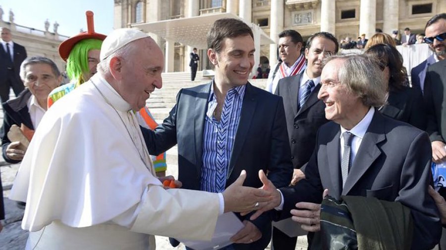 FOTO NA// EN EL VATICANO./ El papa Francisco y Carlitos Bal&aacute; se saludan.