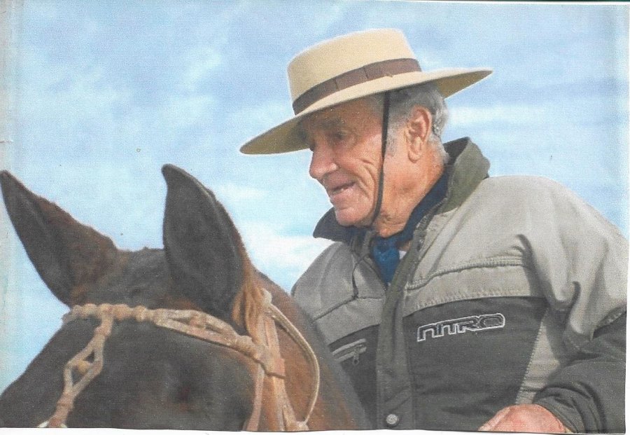 CELSO CERUTTI// El apreciado hombre de campo cuya vida se apag&oacute; la semana pasada. CON EL BARRANCA./ El caballo que fue su fiel compa&ntilde;ero.