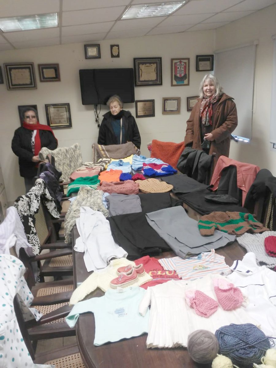 FOTO PRENSA DAMAS// DONATIVOS// Algunas de las integrantes de la subcomisi&oacute;n con las prendas entregadas.