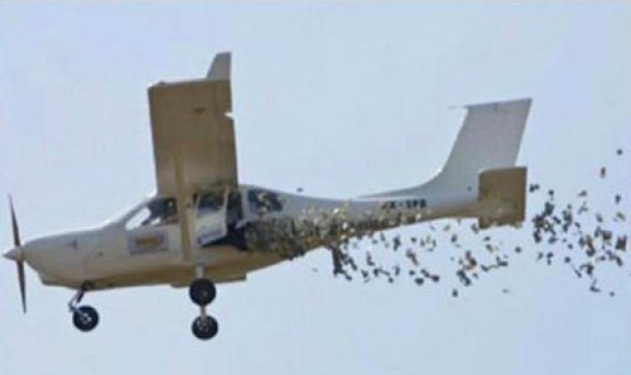 FOTO ARCHIVO ALIVIANDO LA CARGA. El avi&oacute;n representa a los argentinos, que se desprenden del peso.