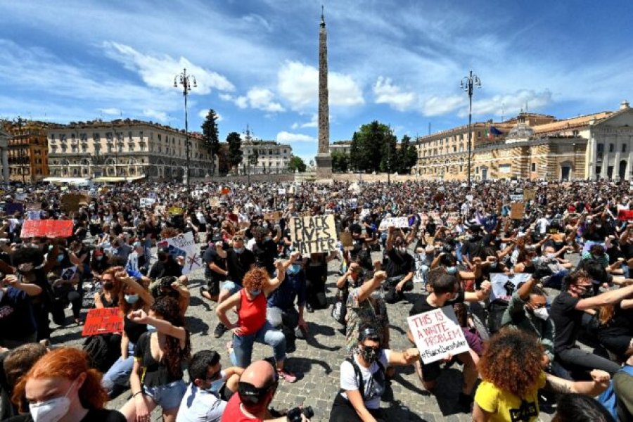 FOTO AFP ROMA. El 7 de junio pasado, manifestantes en un mitin en solidaridad con el movimiento "Black Lives Matter" en la Piazza del Popolo.