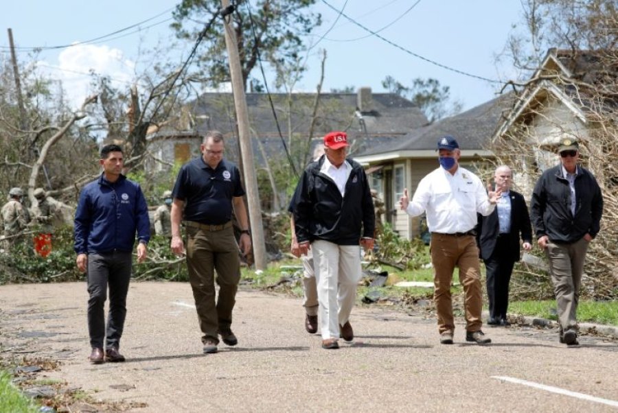 FOTO AFP RECORRIDA. El presidente Donald Trump (centro) en el estado de Luisiana.