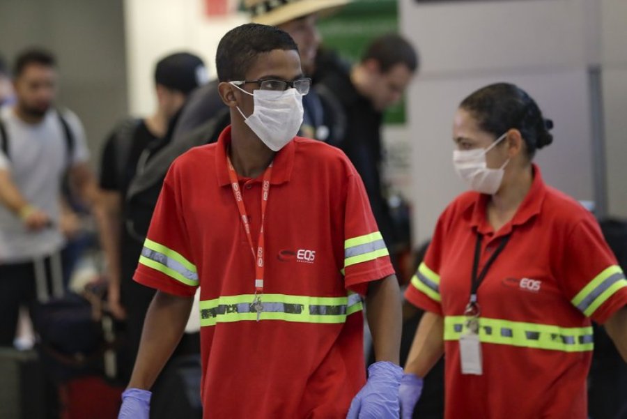 FOTO AP LEVE RESPIRO. Profesionales de la salud en una cl&iacute;nica de Rio de Janeiro.