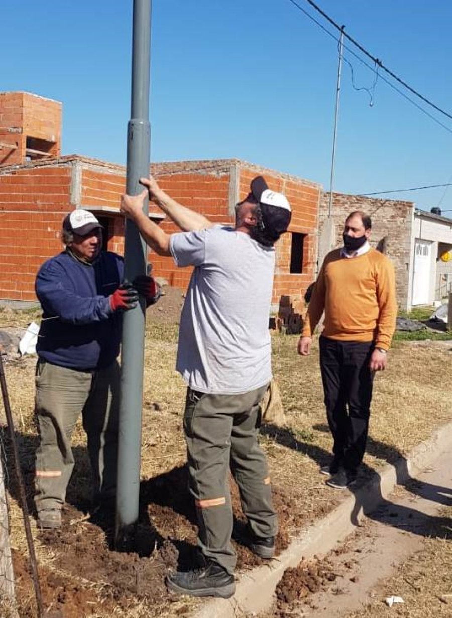 FOTO PRENSA COMUNA// ALUMBRADO// Jos&eacute; Barbero visit&oacute; la obra en ejecuci&oacute;n. FERIA// Se llev&oacute; a cabo el pasado lunes en el marco de los festejos patronales.