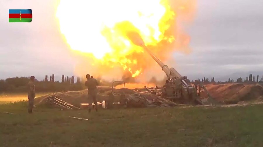 FOTO RTE FUEGO. Un ca&ntilde;&oacute;n del ej&eacute;rcito de Azerbaiy&aacute;n dispara hacia posiciones armenias en el enclave de Nagorno Karabaj.