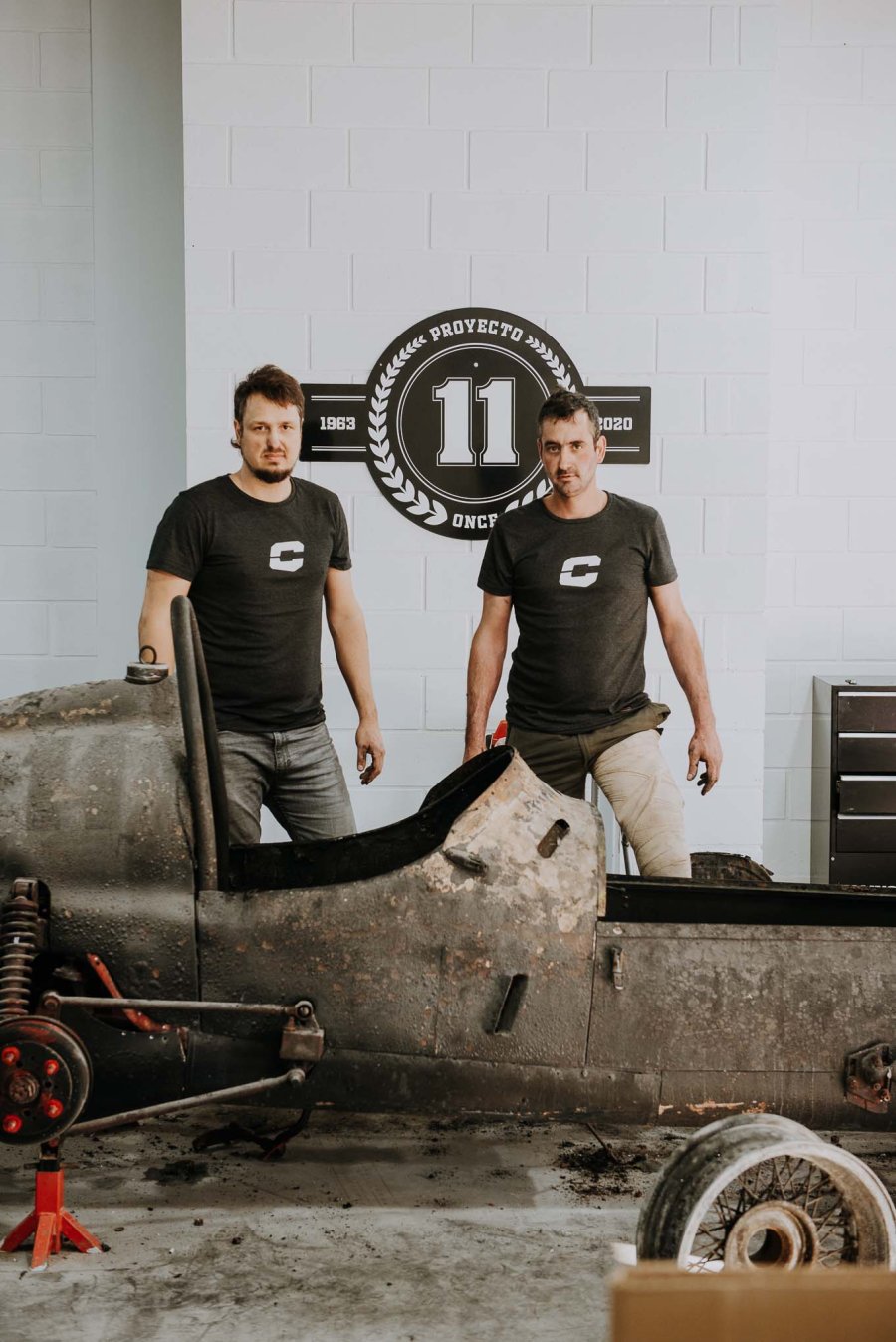 PROYECTO 11// Los hermanos Collino con el coche que est&aacute;n restaurando".