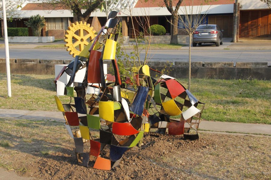 FOTO F. MELCHIORI ESCULTURA. La obra de Eliseo Cofano ubicada en el paseo p&uacute;blico.