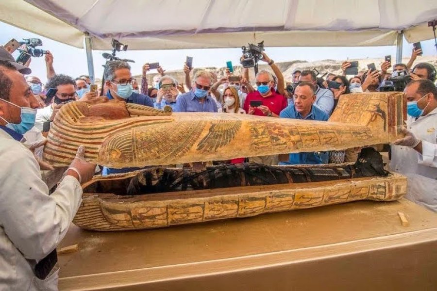 FOTO NA APERTURA. De uno de los 53 sarc&oacute;fagos que se descubrieron en Egipto.