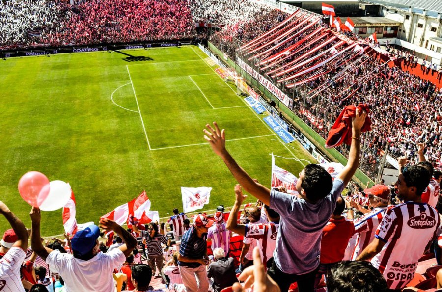 FOTO PRENSA QUILMES ESTADIO. Uni&oacute;n ahora ser&aacute; patrocinado por Quilmes.