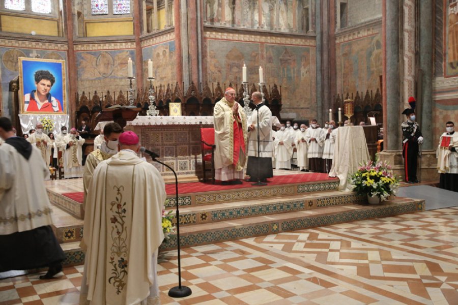 FOTO VATICAN MEDIA// BEATIFICACI&Oacute;N// As&iacute; luc&iacute;a ayer el altar de la bas&iacute;lica de San Francisco, en As&iacute;s.