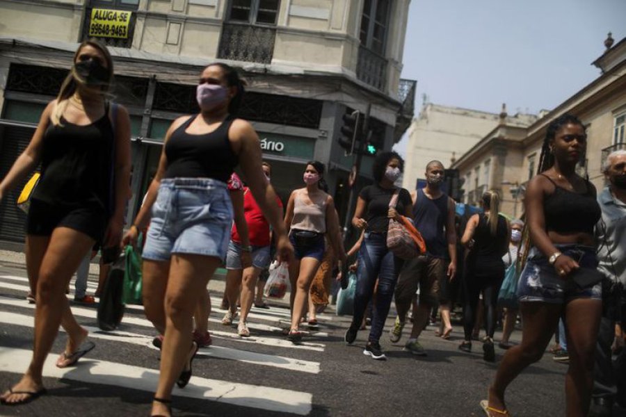 FOTO AFP BRASILE&Ntilde;OS. Caminando en el distrito comercial Saara de R&iacute;o de Janeiro.