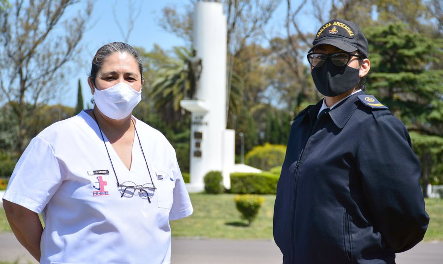 LA MISMA VOCACI&Oacute;N// Madre e hija consideran a la Armada Argentina como una instituci&oacute;n muy importante.