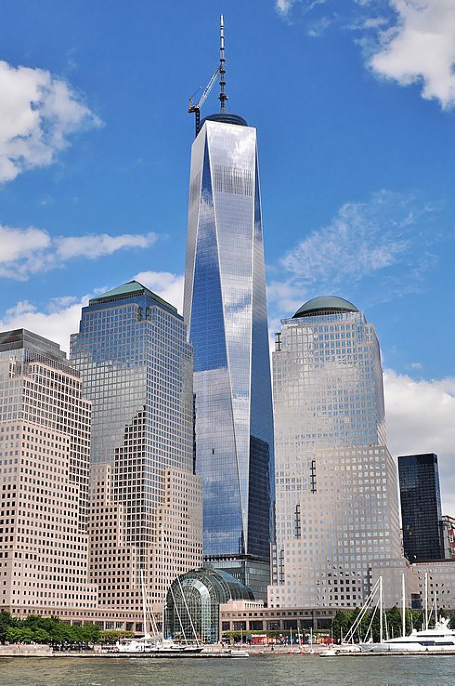 FOTOS ARCHIVO TRIBUTO. El Museo Memorial ocupa el espacio de las Torres Gemelas.  NUEVA TORRE. La imponente One World Trade Center en Nueva York.