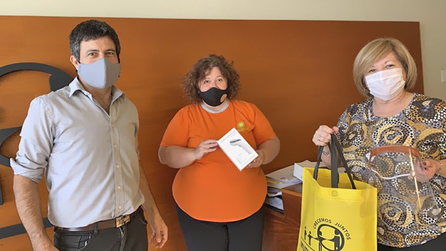 FOTO PRENSA MUTUAL// ENTREGA. La efectivizaci&oacute;n del donativo.